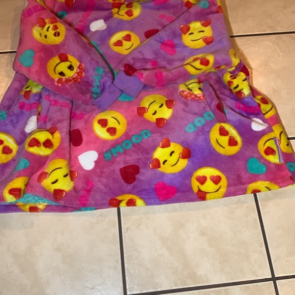 Emoji OverSized Kids Fluffy hoodie sweater Girls Kids 4-10 Like New! - Picture 7 of 10